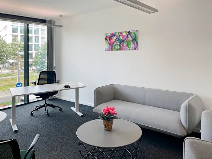 Webdesign-Büro mit Arbeitsplatz und Sofa für Kundengespräche