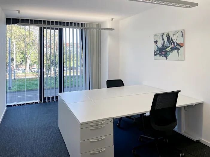 Arbeitsplatz mit Bürotisch und Stühlen
