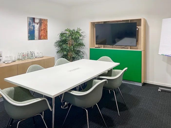 Besprechungsraum mit Präsentationsbildschirm